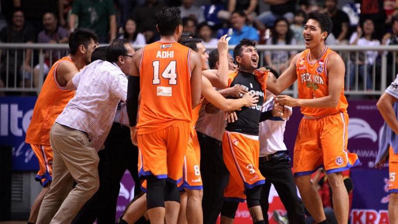 Luapan%20kegembiraan%20para%20pemain%20Pelita%20Jaya%20setelah%20berhasil%20lolos%20ke%20final%20IBL%20musim%20kemarin.